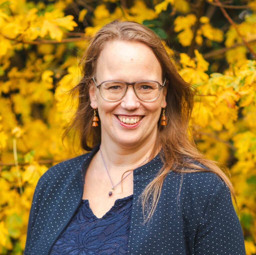 Portret van Kitty Siemerink, ervaren adviseur in medische technologie, met een zelfverzekerde glimlach. Kitty helpt zorginstellingen en bedrijven bij technologische innovatie en implementatie